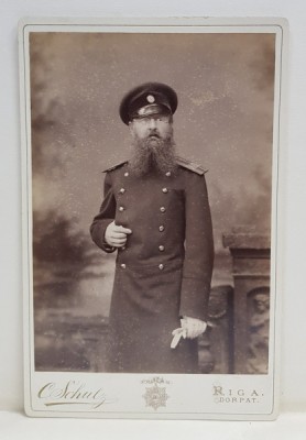 FOTOGRAF CARL SCHULTZ , RIGA , OFITER RUS , FOTOGRAFIE TIP CABINET , SFARSITUL SECOLULUI XIX foto