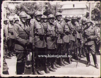 HST P1710 Poză militari rom&amp;acirc;ni cu căști Adrian cu cifru Carol al II-lea 1941 foto