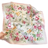 Cumpara ieftin Esarfa satin alba cu imprimeu floral roz