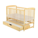 Patut din lemn bebe, 120x60 cm, Cu sertar cu capac, Din lemn de pin si mdf, Stabil si rezistent, Inaltime saltea reglabila pe 3 nivele, Laterala cu 3