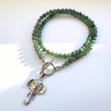 Colier la baza gatului din aventurin verde cu pandantiv elefant si inchizatoare toggle