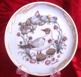 FARFURIE COASTER PORTELAN HUTSCHENREUTHER DESIGN OLE WINTHER LUNA MARTIE PASARI - PESACRUS CU CAP ROSU 10 CM