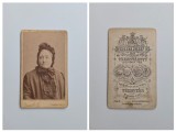 Fotografie de colectie CDV Atelier Kossak Jozsef, Portret de femeie in varsta, Temesvar, Timisoara, Banat, Romania, Austro-Ungaria, ca. 1890