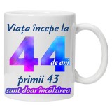 Cana alba personalizata &quot; Viata incepe la &quot;, 44 ani, INOVATIX&reg;️. 330ml