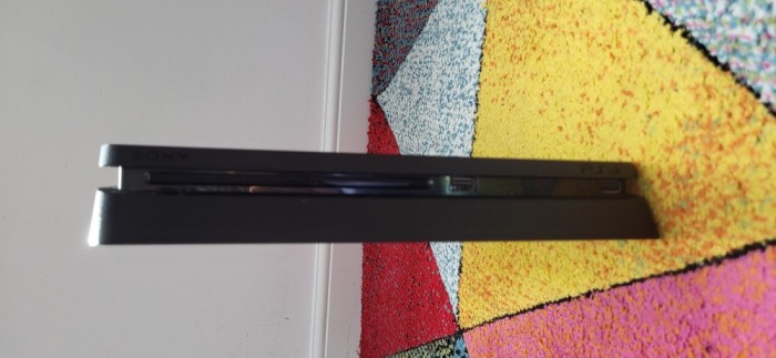 PS4 Slim cu HDD 500GB, 2 controllere + Dock, jocuri incluse &ndash; Mentenanță recentă, fără defecte