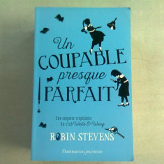 UN COUPABLE PRESQUE PARFAIT - ROBIN STEVENS (CARTE IN LIMBA FRANCEZA)