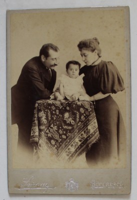 FOTOGRAF SPIRESCU , BUCURESTI , FAMILIE CU COPIL IN STUDIO , FOTOGRAFIE CABINET , CCA. 1900 foto