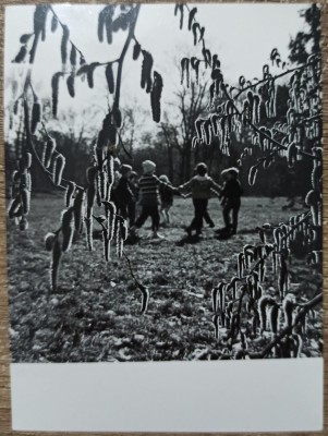 Copii dansand, primavara// fotografie de presa foto