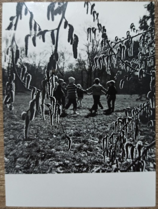 Copii dansand, primavara// fotografie de presa