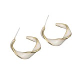 Cercei rotunzi rasuciti cu email alb