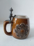 Halbă ceramică vintage 1/2 L cu capac metalic, decor relief, marcată 1214