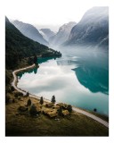 Tablou Canvas, "Sat liniștit l&acirc;ngă lacul albastru", Pitoresc, Liniște, Reflecție, Munți, Cabane, Sinuozitate, Verde, Albastru, Norvegian, Calm, Apă, D