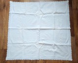 ** Fata de masa lucru manual cusatura alba pe panza alba
