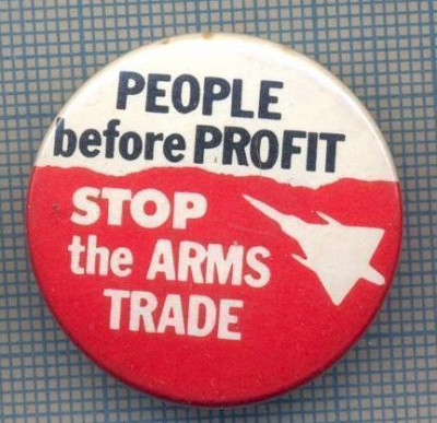 AX 679 INSIGNA - MESAJ - PEOPLE BEFORE PROFIT , STOP THE ARMS TRADE -AVIATIE foto