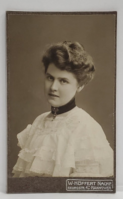 FOTOGRAFIE C.D.V. , STUDIO W. HOFFERT , HANOVRA , TANARA CU BLUZA ALBA , CCA. 1900 foto