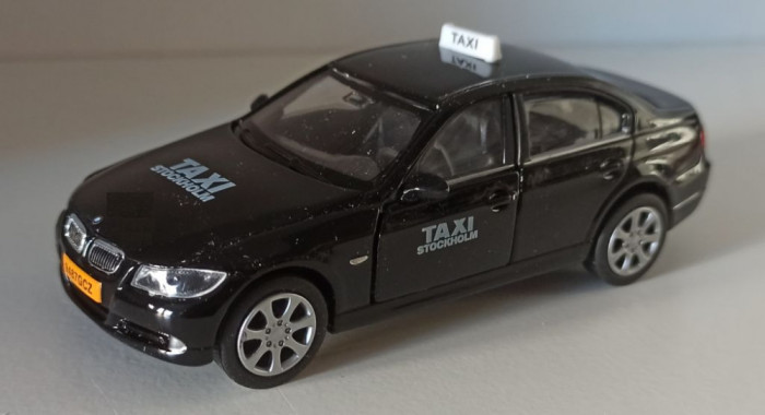 Macheta BMW 330i (E90) 2009 Taxi Stockolm - Welly 1/36