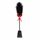 Paletă cu puf de g&acirc;dilat B-SERIES Fetish Feather Crop, pentru jocuri erotice BDSM, design cu fundă roșie, culoare negru