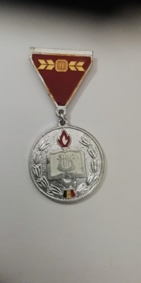 QW9 J 93 - Insigna - tematica comunism - Cintarea Romaniei locul 2 - 1981 - 1983 foto