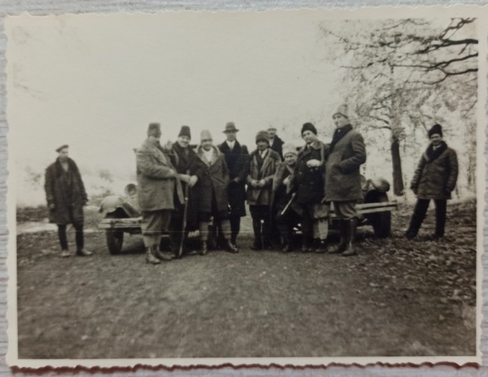 Grup de vanatori romani cu automobile, perioada interbelica// fotografie