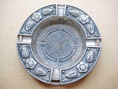 B913-Scrumiera mica argintie DANON metal argintiu. Probabil alama argintata. foto