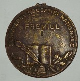 CY - Medalia &quot;Premiul I / Ministerul Educatiei Nationale / Rege CAROL II&quot; varianta cu lauri / Bronz / RARUTA / 3 cm 12 g / patina frumoasa