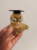 Bufnita cu palarie de absolvent, jucarie plush cu clema la maini, vintage, 7cm inaltime