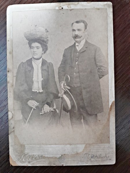 Fotografie sot si sotie la 3 luni de la casatorie, pe carton, sfarsit de secol XIX
