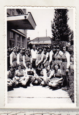 bnk foto Ploiesti - Elevi la intrarea in Scoala nr 7 Nucilor anii `70 foto