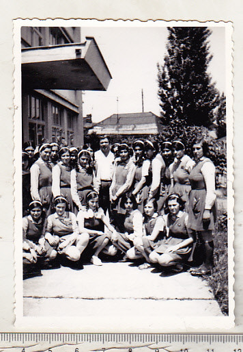 bnk foto Ploiesti - Elevi la intrarea in Scoala nr 7 Nucilor anii `70