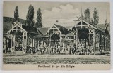 FOTOGRAFIE DE GRUP CU LAUTARI IN FATA PAVILIONULUI DE JOC (DANSURI ) DIN SALISTE , CARTE POSTALA , INTERBELICA
