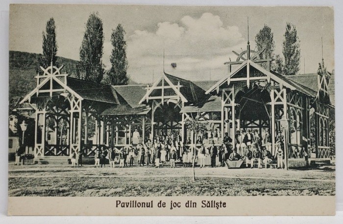 FOTOGRAFIE DE GRUP CU LAUTARI IN FATA PAVILIONULUI DE JOC (DANSURI ) DIN SALISTE , CARTE POSTALA , INTERBELICA