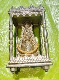 G452-Statuieta Fecioara Maria cu Pruncul in baldachin metal masiv argintiu si aurit stare buna. Inaltime 9 cm, patratica 5/5 cm, greutate cca 300 gr.