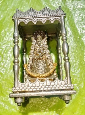 G452-Statuieta Fecioara Maria cu Pruncul in baldachin metal masiv argintiu si aurit stare buna. Inaltime 9 cm, patratica 5/5 cm, greutate cca 300 gr. foto