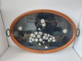 Tava servire, veche, lemn cu broderie pe fetru, sub sticla, cos cu flori margarete, mare: 55x38cm
