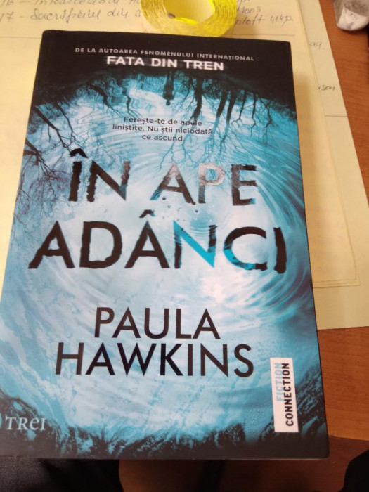 FATA DIN TREN IN APE ADANCI DE PAULA HAWKINS