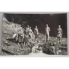 ORASENI SI CALAUZA LOR IN EXCURSIE PE MUNTE , FOTOGRAFIE MONOCROMA, PE HARTIE CRETATA , PERIOADA INTERBELICA