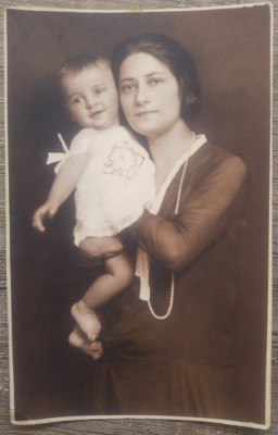 Mama cu odorul// Foto Luvru, tip CP foto