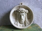 Basorelief circular din ipsos cu chipul lui Iisus purtand o cununa de spini prima parte a sec XX !