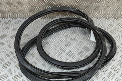 Garnitura ușă dreapta spate AUDI Q7 4M 2020 OEM: 4M0833721 | 31968203 foto