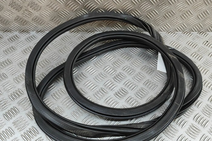 Garnitura ușă dreapta spate AUDI Q7 4M 2020 OEM: 4M0833721 | 31968203