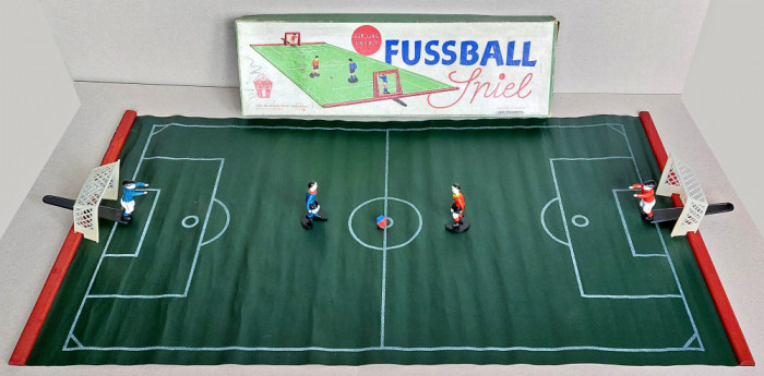 FUSSBALL - Joc de Fotbal complet pentru baieti, teren + piese, vintage din 1967