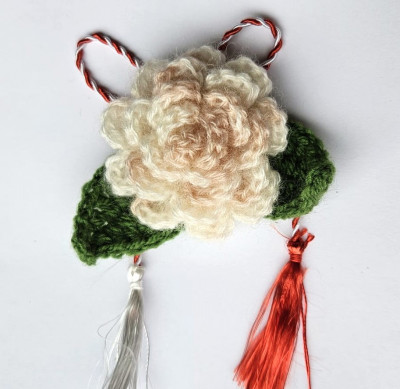 Martisor crosetat manual tip brosa - TRANDAFIR CU FRUNZE foto