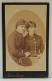 FOTOGRAF FRANZ MANDY , BUCURESTI , DOUA TINERE IN STUDIO , FOTOGRAFIE C.D.V. , MARGINI AURITE , SFARSIT DE SECOL XIX
