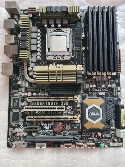 Kit Gaming Retro Asus X58 Sabertooth + Xeon X5650 12 nuclee + 24gb ddr3 Corsair