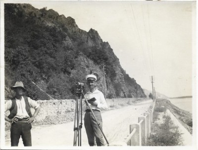 P2197N Inginer Theodor Bartlemanov făc&amp;acirc;nd măsurători pe malul Dunării, anii 1930 foto