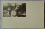 Carte postala, femei carand apa, inceput de secol XX