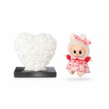Cadou Labubu si Inima din Trandafiri 15x15cm cu Flori de Spuma, in Cutie Transparenta 15cm - alb