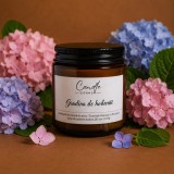 Grădină de Hortensii lum&acirc;nare parfumată din ceară naturală de soia 100g &icirc;n sticlă ambră