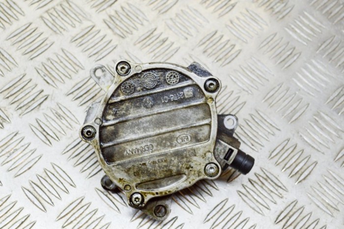 Pompa de vacuum VW PASSAT B6 3C2 2009 OEM: 06D145100E | 13677188