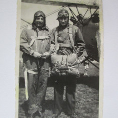 Foto 115x70 mm anii 30 cu aviatori militari romani/parasutisti langa un avion